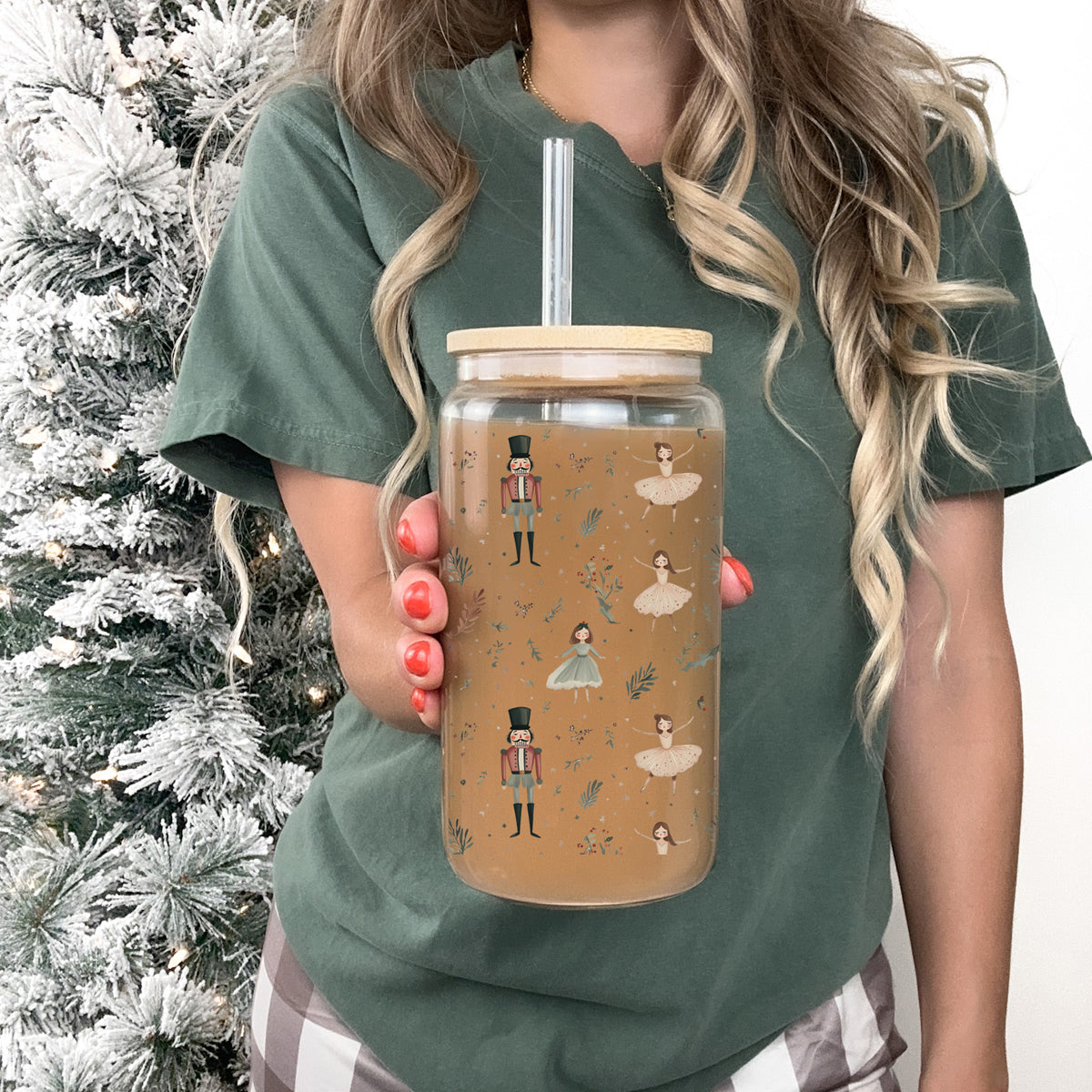 Christmas glass drinkware 17oz - Pastel nutcracker ballerina holiday cup with glass straw - Soft color kitchen gift
Nutcracker holiday coffee cup – soft pastel glass tumbler with holiday characters